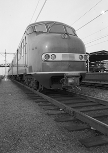 151227 Afbeelding van de kop van een diesel-electrisch treinstel DE 3 (plan U) van de N.S. te Geldermalsen.